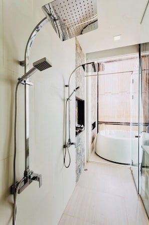Bathroom shower - Sikhara Plago Resort (Chonburi)