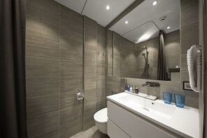 Shower, eco-friendly toiletries, hair dryer, towels - Living Suites (Naerum)