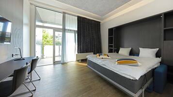 Studio Suite (XL) | Hypo-allergenic bedding, desk, laptop workspace, soundproofing