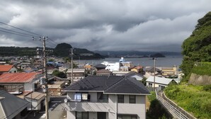 Un quartier résidentiel avec des maisons, un pont et une étendue d’eau visible au loin.