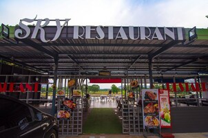 Breakfast, lunch, dinner served; Thai cuisine 