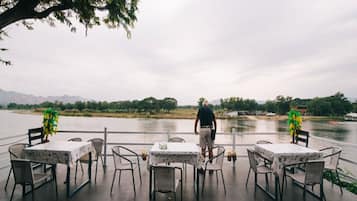 Breakfast, lunch, dinner served; Thai cuisine