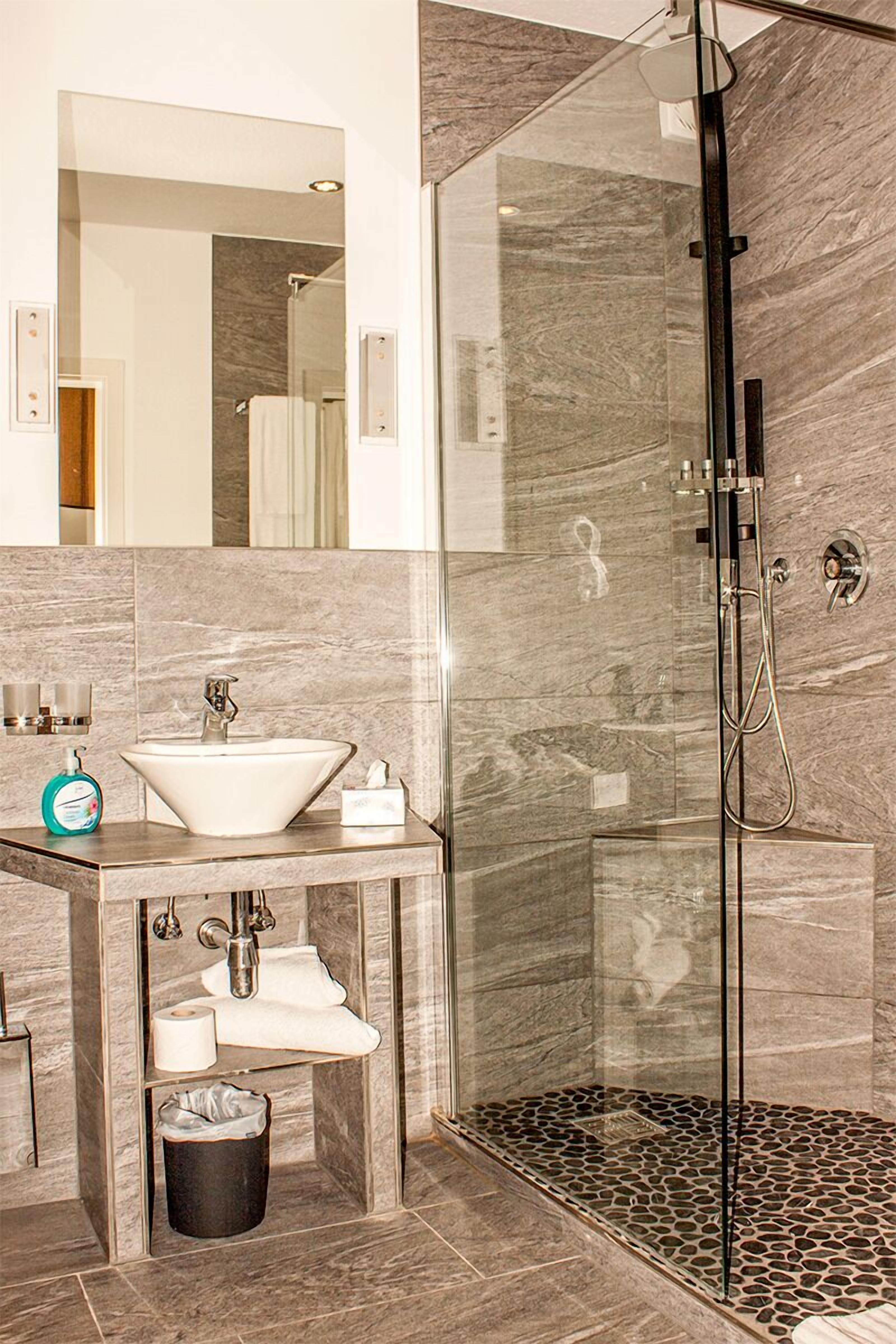 deluxe junior suite | bathroom | shower, free toiletries, hair dryer, towels