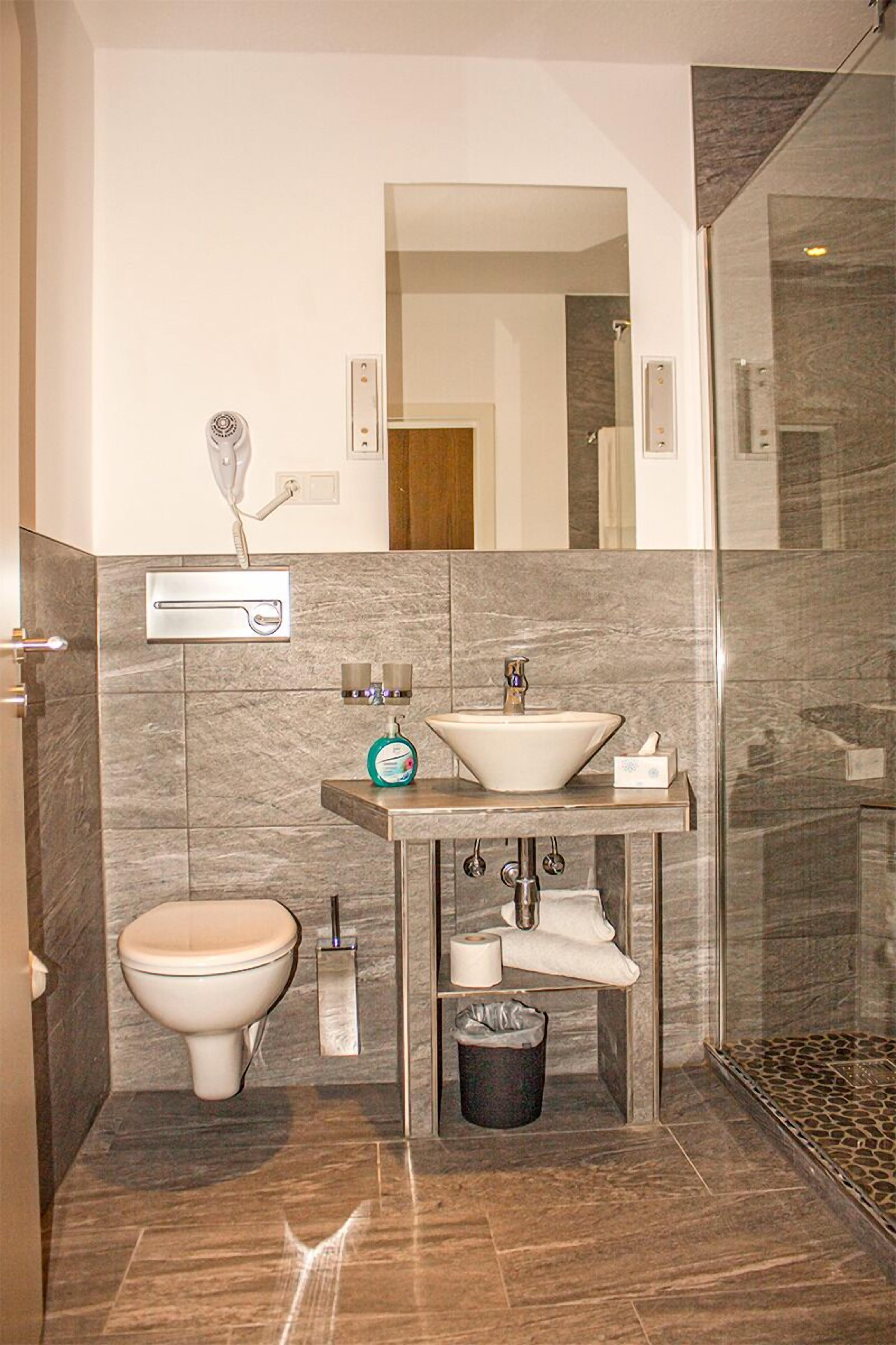 deluxe junior suite | bathroom | shower, free toiletries, hair dryer, towels