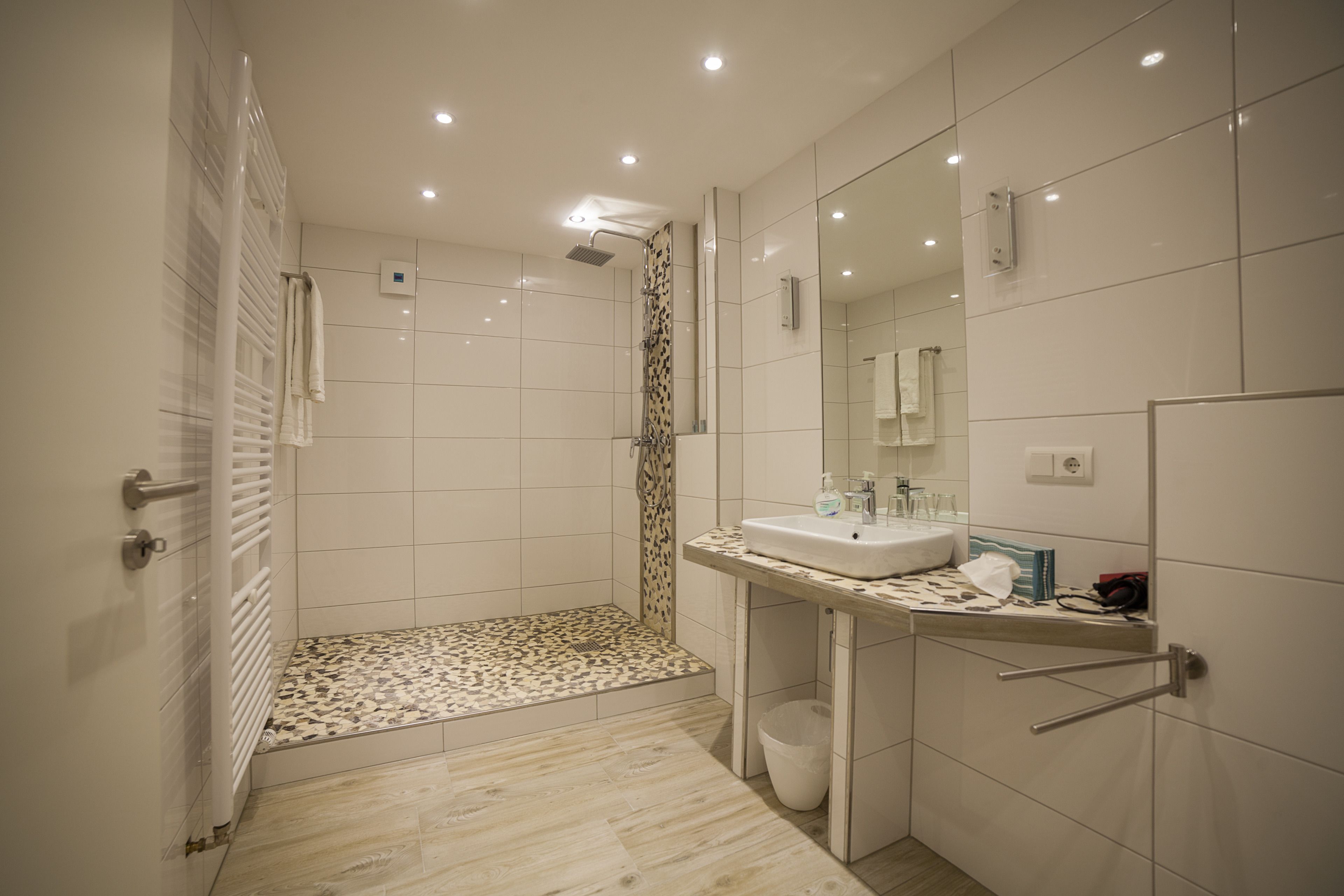 deluxe double room, balcony | bathroom | shower, free toiletries, hair dryer, towels