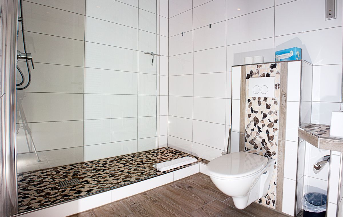 1 bed in 8 bed dorm (mixed dorm) | bathroom | shower, free toiletries, hair dryer, towels