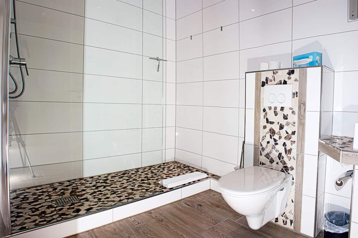 1 bed in 8 bed dorm (mixed dorm) | bathroom | shower, free toiletries, hair dryer, towels