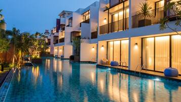 Hồ bơi ngoài trời, ghế dài tắm nắng