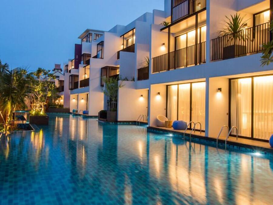 Outdoor pool, sun loungers