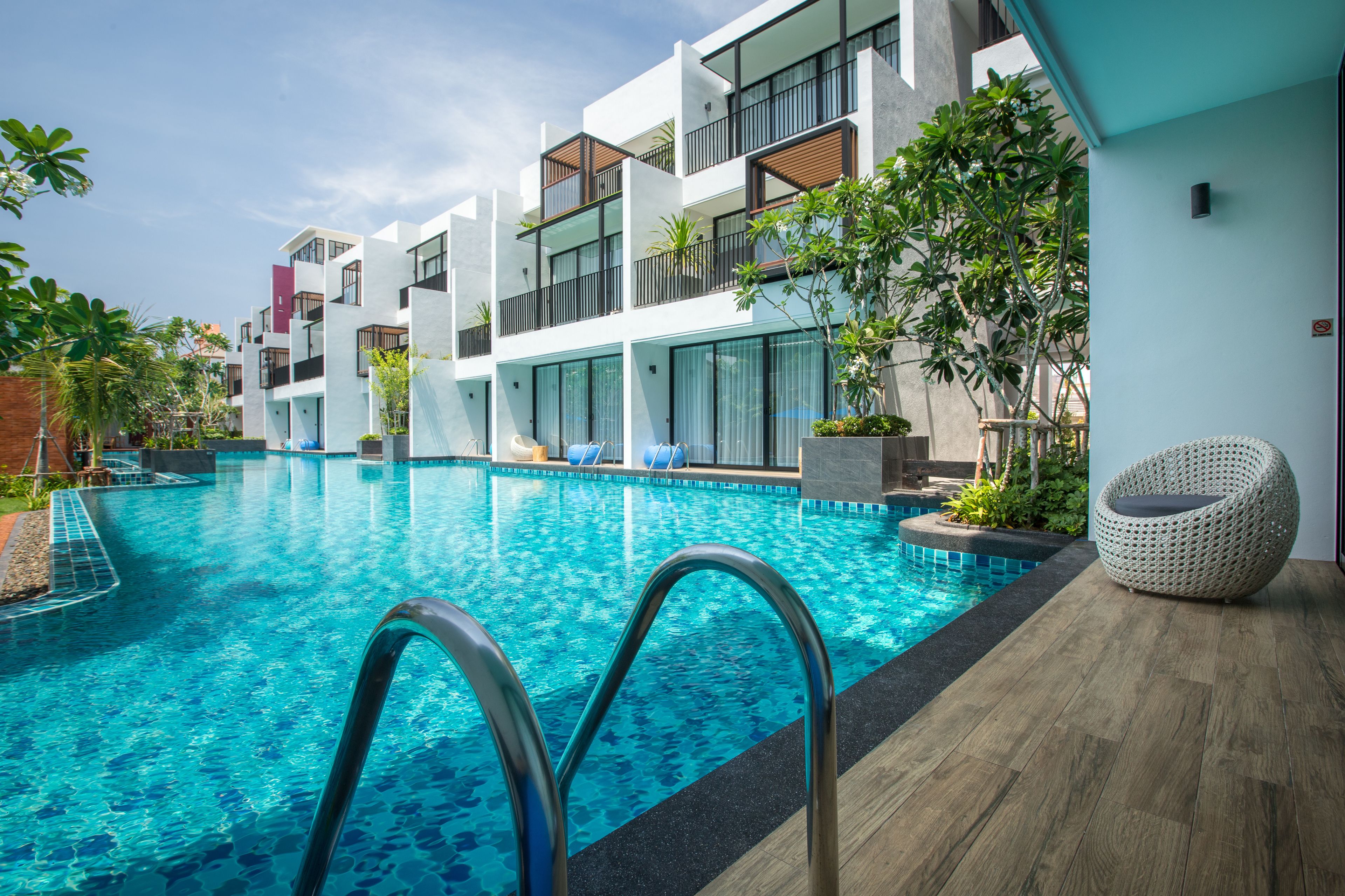 2-bed room pool access suite | Cofres nos quartos, escrivaninha, cortinas blackout