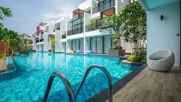 2-bed room pool access suite | Cofres nos quartos, escrivaninha, cortinas blackout
