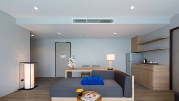 2-bed room pool access suite | Cofres nos quartos, escrivaninha, cortinas blackout