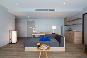 Standaard kamer | Een kluis op de kamer, een bureau, verduisterende gordijnen