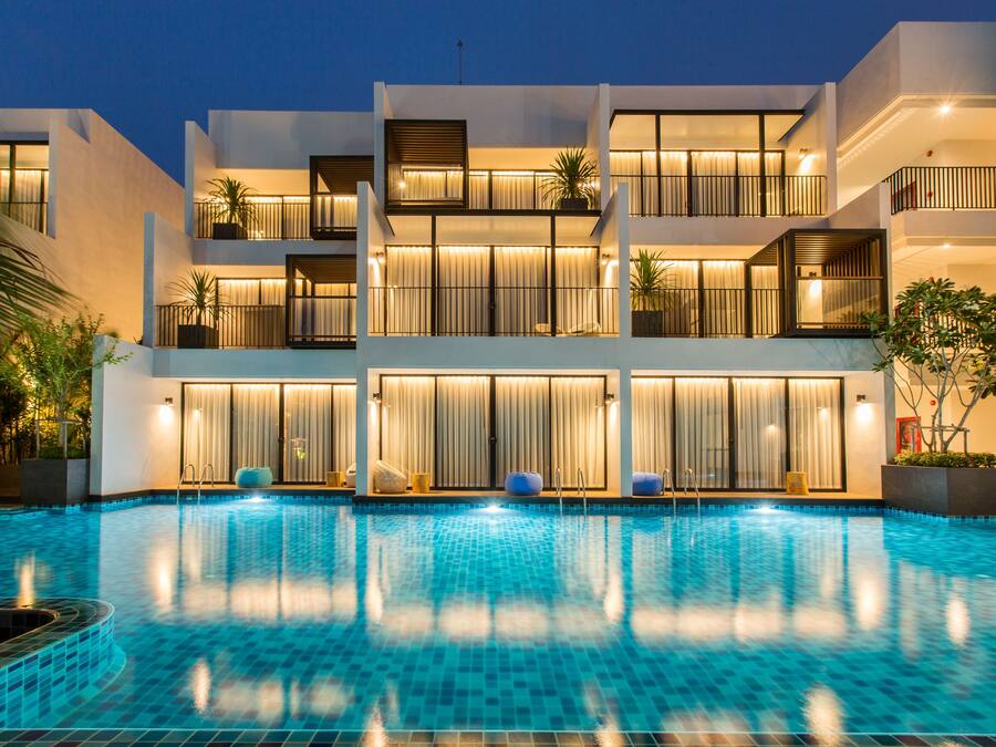 Piscine extérieure, chaises longues