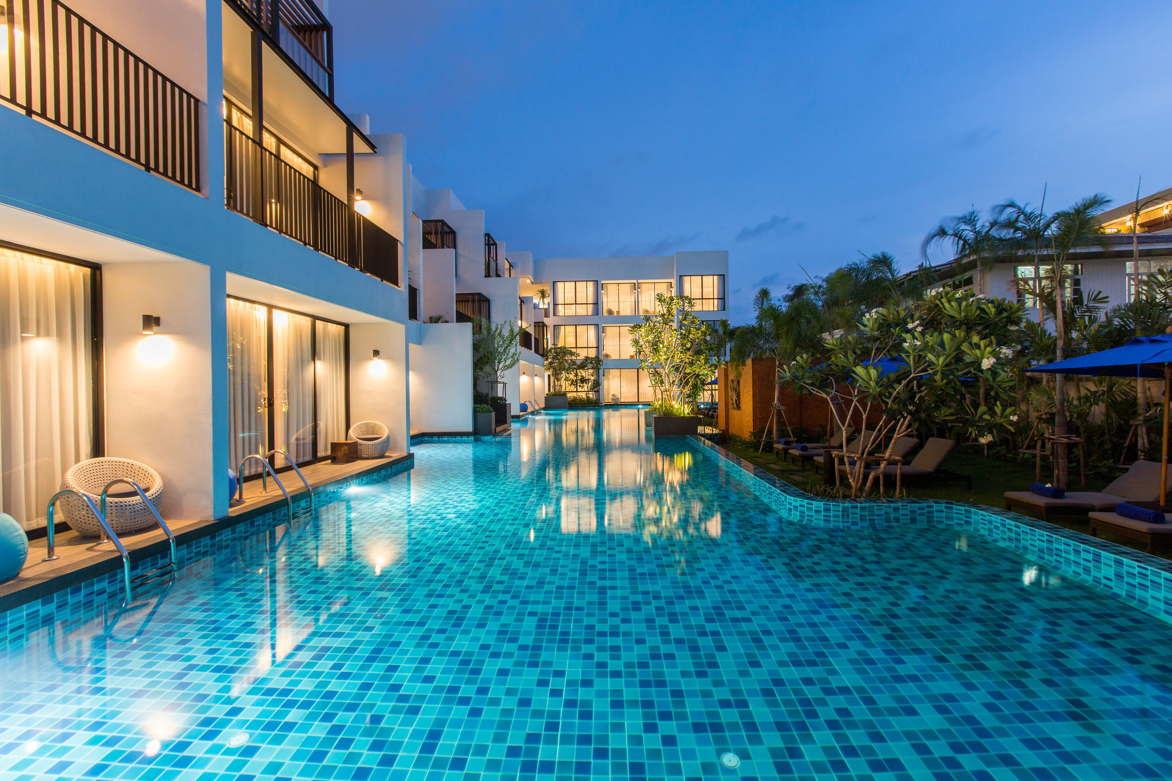 outdoor pool, pool loungers