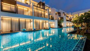 Hồ bơi ngoài trời, ghế dài tắm nắng