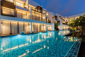 Outdoor pool, sun loungers - Asira Boutique HuaHin Hotel (Hua Hin)