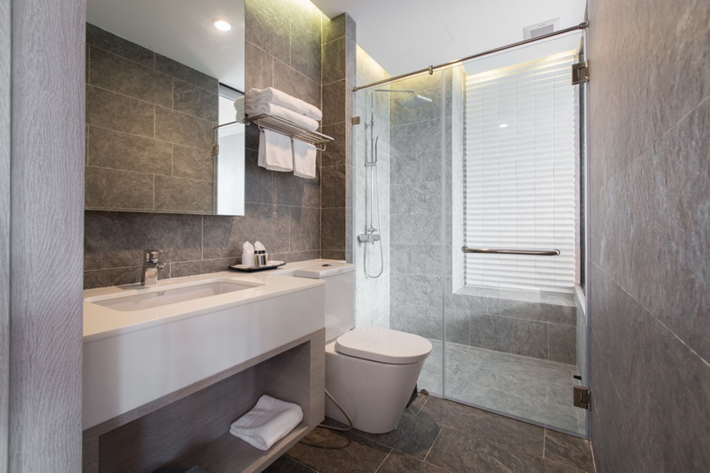 sala deluxe | bathroom | rainfall showerhead, free toiletries, hair dryer, bathrobes