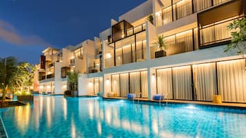 Utendørsbasseng og solsenger