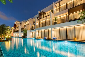 Outdoor pool, sun loungers - Asira Boutique HuaHin Hotel (Hua Hin)
