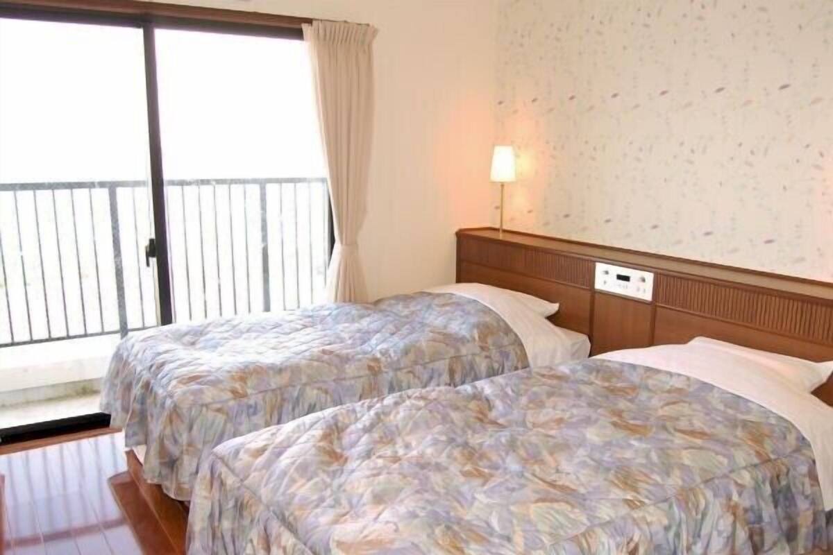 Escrivaninha, camas extras/dobráveis (sobretaxa), roupa de cama