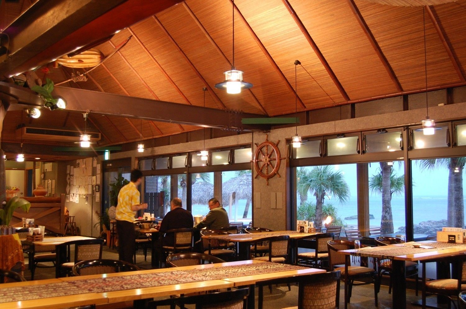 ランチ、ディナーに営業