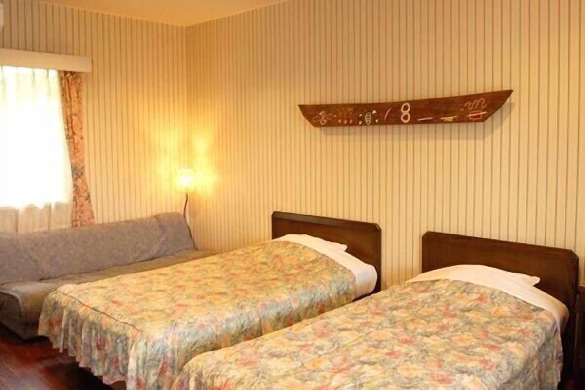 Escrivaninha, camas extras/dobráveis (sobretaxa), roupa de cama