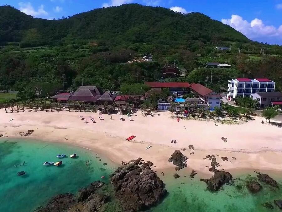 På stranden og hvit sand