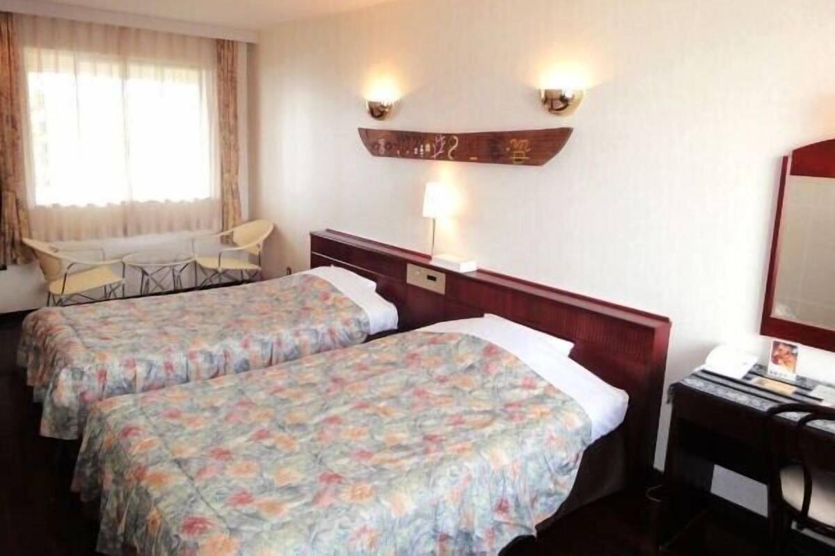 Escrivaninha, camas extras/dobráveis (sobretaxa), roupa de cama