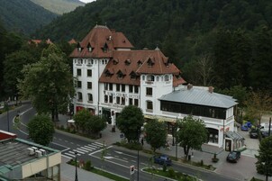 Un hotel de estilo arquitectónico tradicional, con varios pisos y una entrada destacada.
