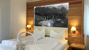 Doppel- oder Zweibettzimmer, Balkon | Zimmersafe, individuell dekoriert, individuell eingerichtet