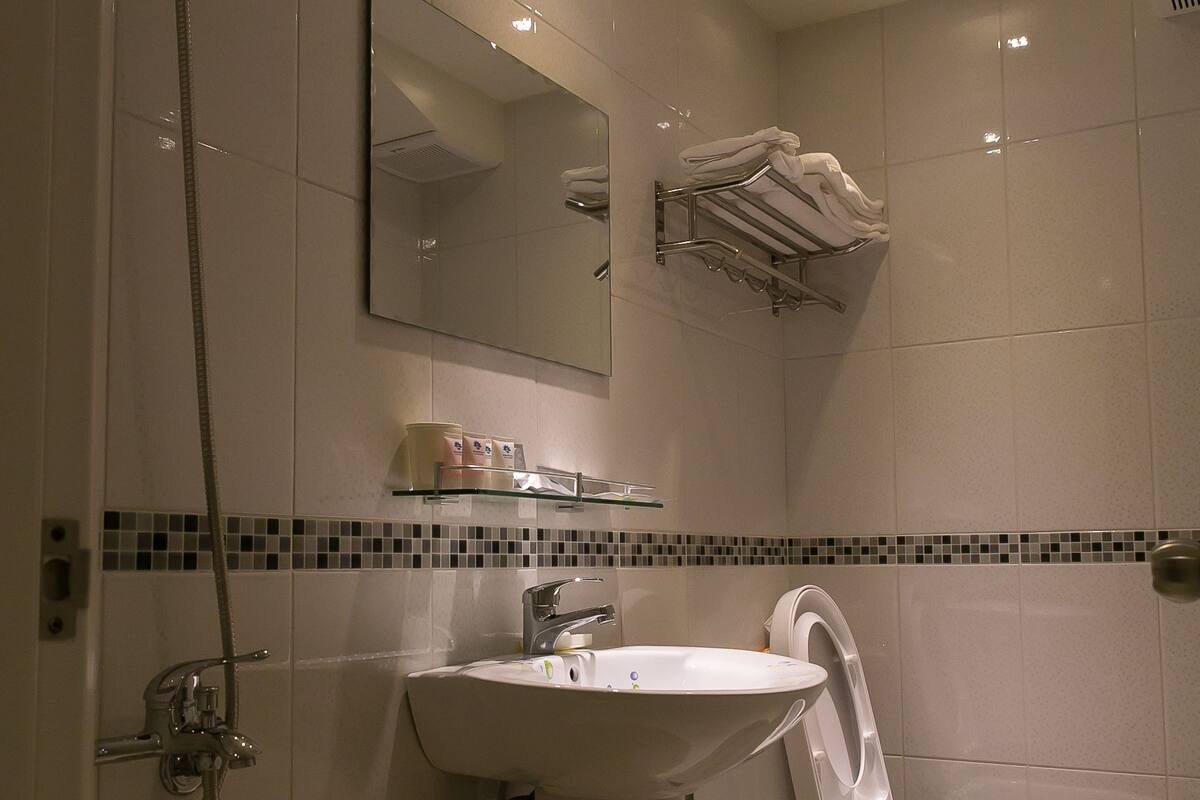 Basic Single Room | Desk, blackout drapes, soundproofing, WiFi (free)
