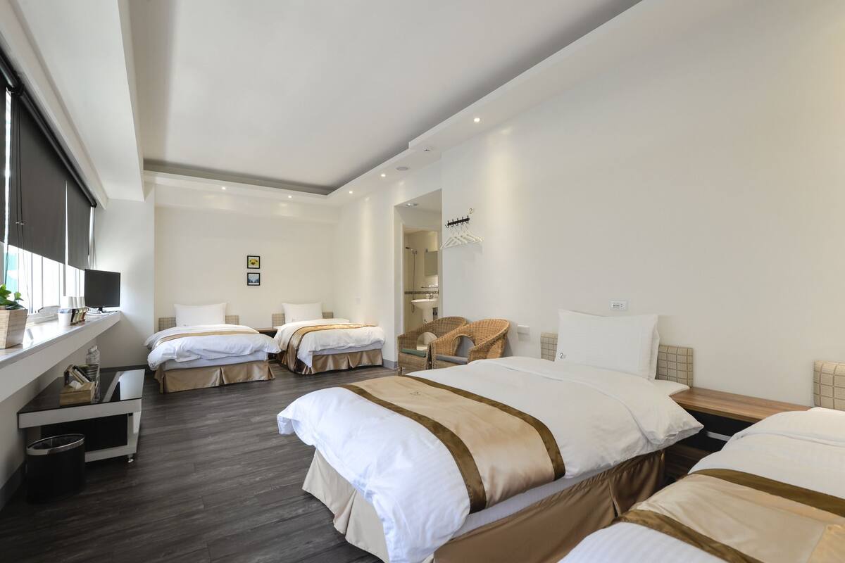 Quadruple Room | Desk, blackout drapes, soundproofing, WiFi (free)