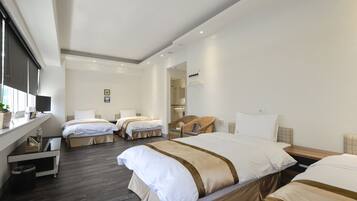 Quadruple Room | Desk, blackout drapes, soundproofing, free WiFi