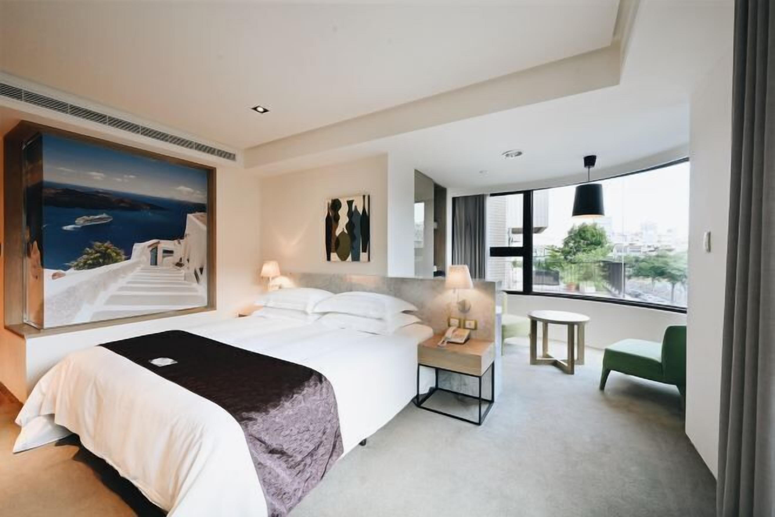 Premium bedding, desk, soundproofing, free WiFi