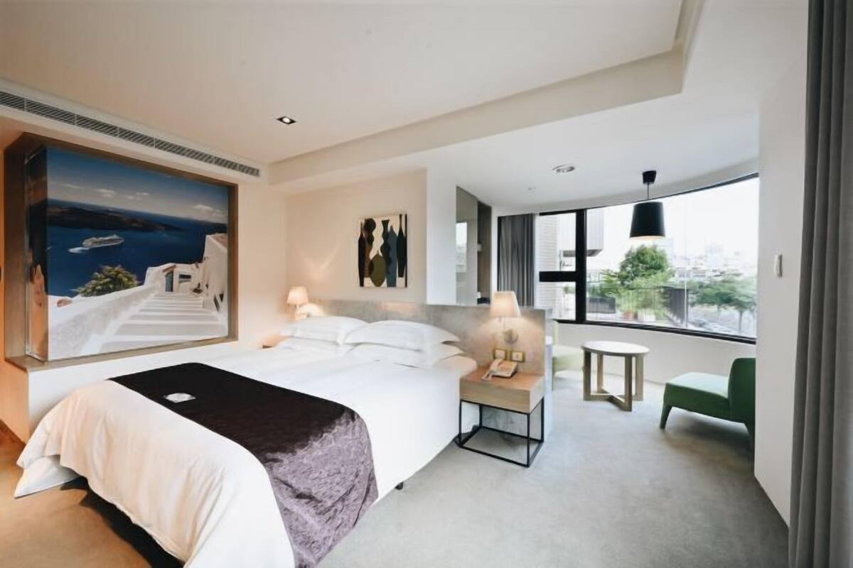 高級寝具、デスク、ノートパソコン用作業スペース、遮光カーテン
