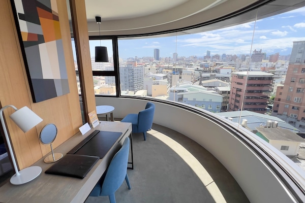 Deluxe Room, 1 King Bed | In-room business center