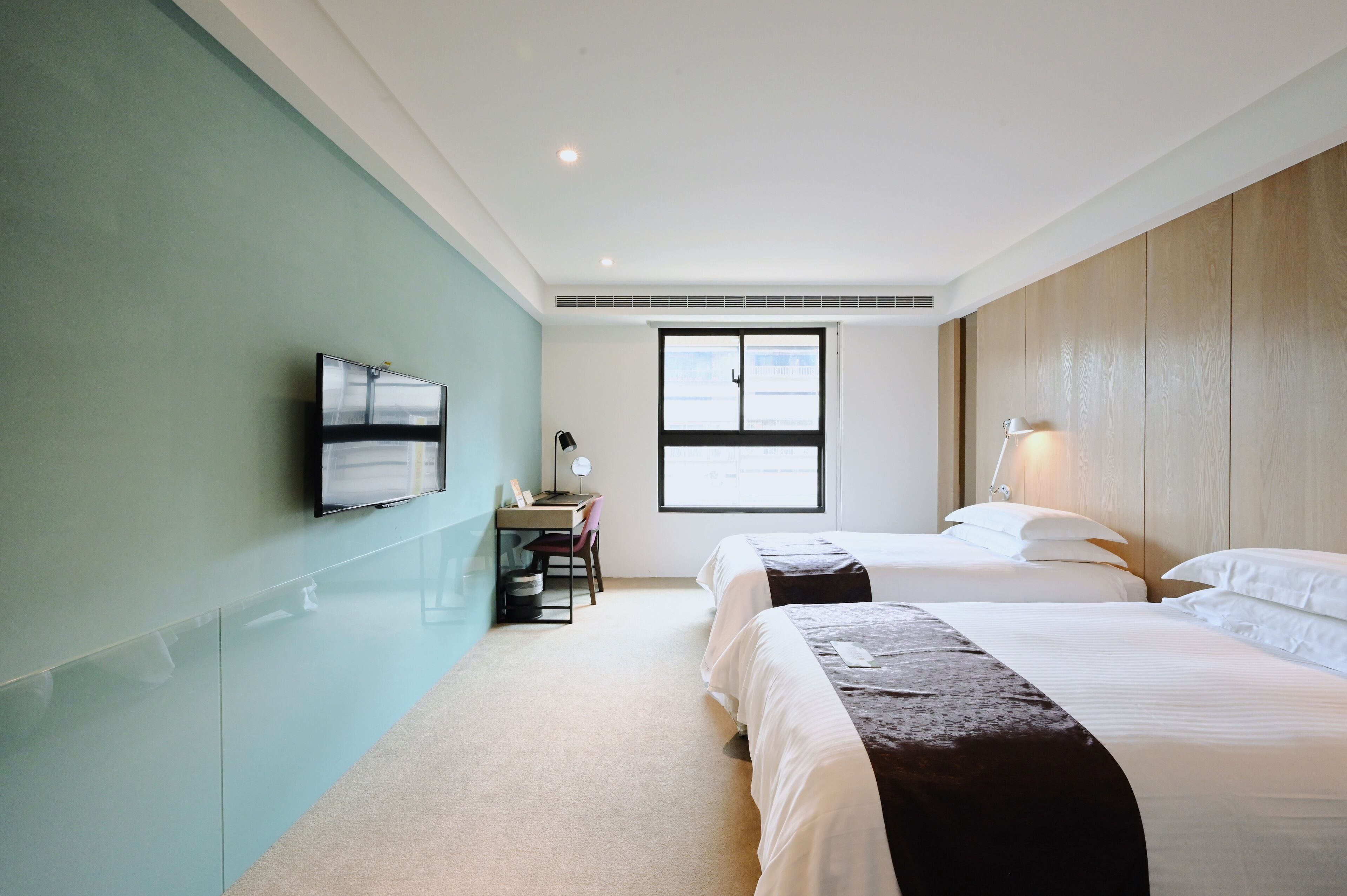 Premium bedding, desk, soundproofing, free WiFi