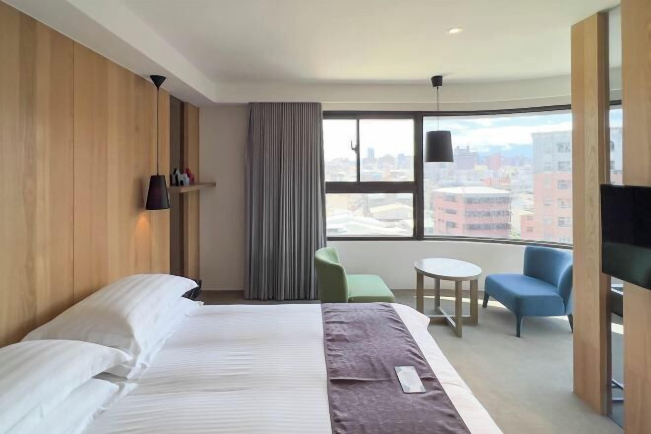 Premium bedding, desk, soundproofing, free WiFi