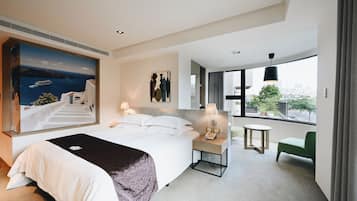 Premium bedding, desk, soundproofing, free WiFi