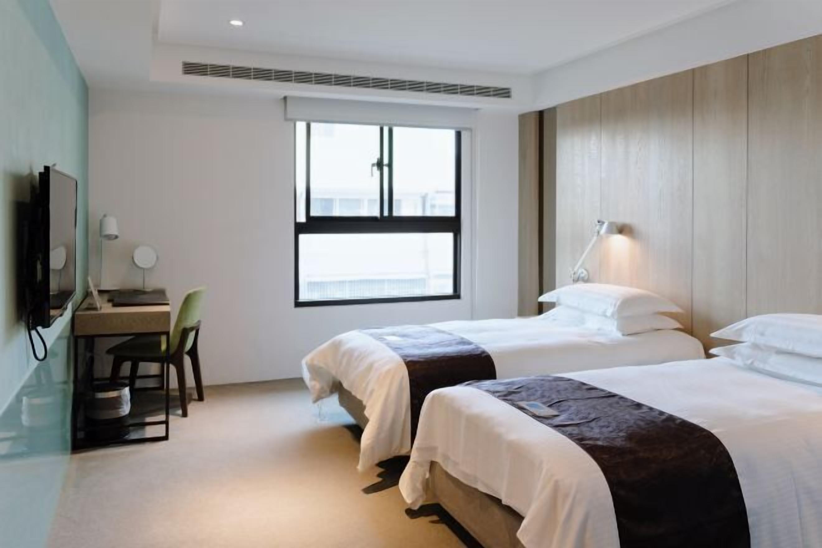 Premium bedding, desk, soundproofing, free WiFi