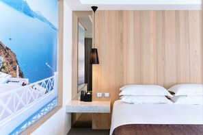 Premium bedding, desk, laptop workspace, blackout drapes - GOGO HOTEL 38  (Taichung)