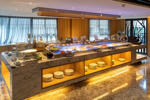 Daily buffet breakfast (TWD 300 per person)
