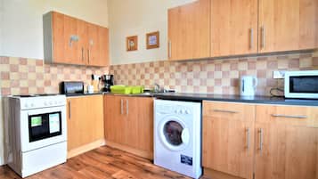 Full-size fridge, microwave, oven, toaster