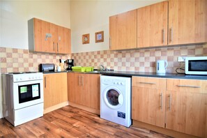 Refrigerador con freezer, microondas, horno, tostadora