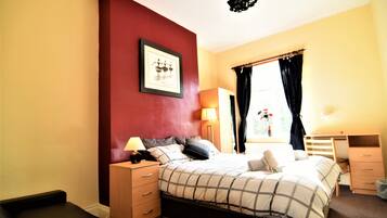 Triple Room, Shared Bathroom (U4) | Individually decorated, individually furnished, desk, laptop workspace