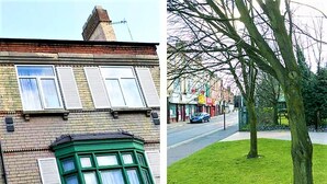 A building with a green bay window and white shutters. - Manu's Guesthouse (Birmingham)