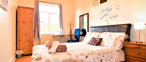 Double Room, Shared Bathroom (U6) | Individually decorated, individually furnished, desk, laptop workspace