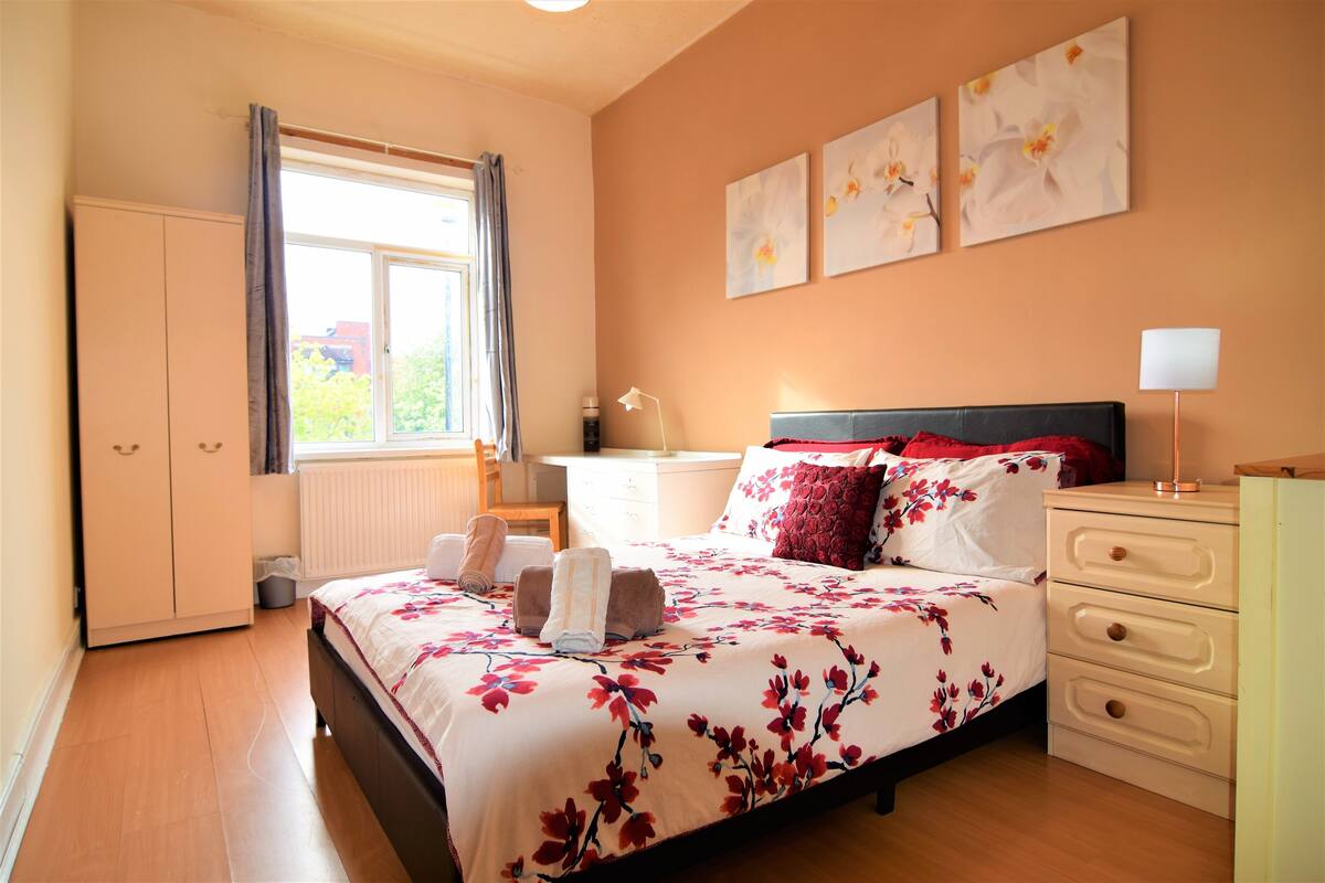 Basic Double Room Shared Bathroom | Desk, laptop workspace, iron/ironing board (on request), WiFi (free)