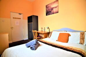 Double Room, Shared Bathroom (D1) | Desk, laptop workspace, iron/ironing board (on request), WiFi (free) - Manu's Guesthouse (Birmingham)